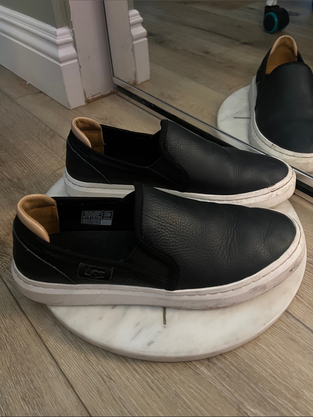 UGG, size 8, Leather Slip-On Sneakers w/ White Sole, UIGC